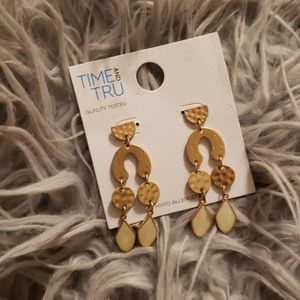 TIME AND TRU Gold/Mother of Pearl Earrings